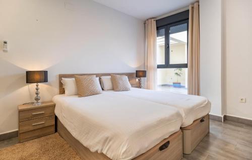 丰特-德彼德拉Cozy Apartment In Fuente De Piedra With Swimming Pool的一间卧室设有一张大床和一个窗户。