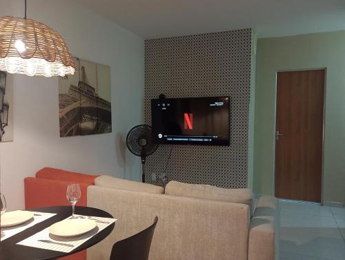 彼得罗利纳Seu apto em Pnz的客厅配有沙发和墙上的电视