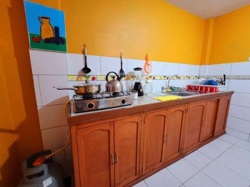 卡哈马卡Amplio Departamento Amoblado de Estreno的厨房配有炉灶和水槽。