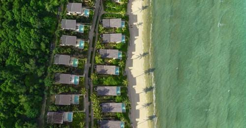 昆岛Six Senses Con Dao - Turtle Island Paradise的海滩旁一群房子的顶部景色