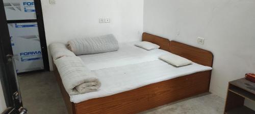 拉明德Lumbini Village Garden Lodge的一间卧室,卧室内配有一张木床