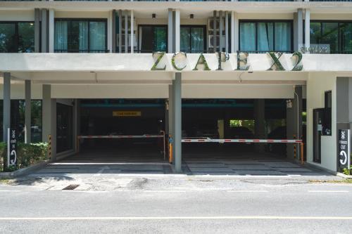 邦涛海滩ZcapeX2的建筑物入口,上面有标志