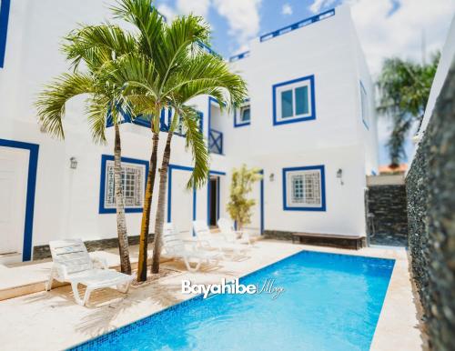 巴亚希贝Bayahibe Village Inn的一座别墅,设有游泳池和棕榈树