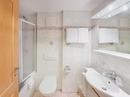 采尔马特奥拉公寓酒店的白色的浴室设有水槽和卫生间。