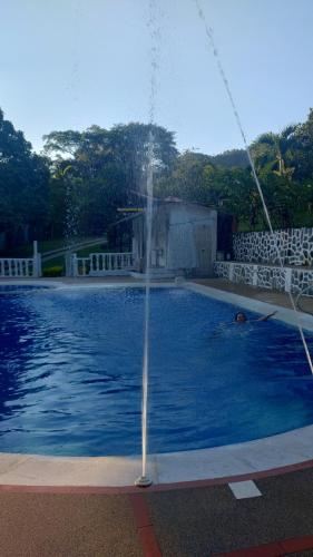 NimaimaCAMPING Y PISCINA LOS NARANJOS的游泳池中的喷泉