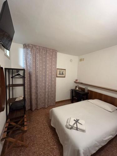 拉齐塞Albergo da Pina的酒店客房设有床和窗户。