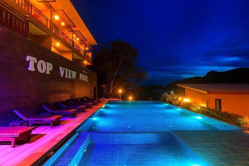 皮皮岛View Garden Resort的一座大型游泳池,拥有紫色和粉色的灯光