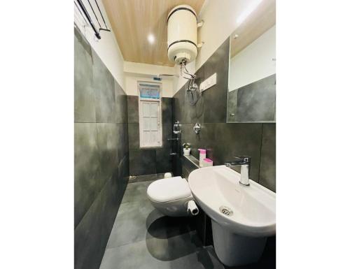NamchiPadmashova Hotel, Namchi的浴室配有白色卫生间和盥洗盆。