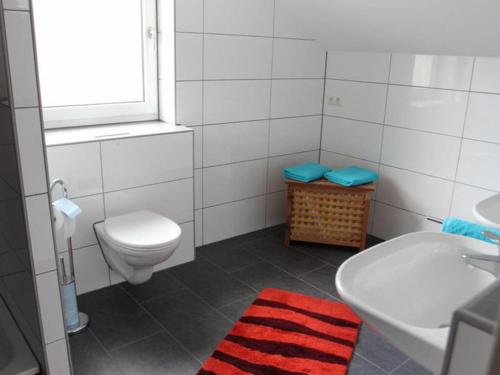 巴门塔尔Apartment "Max & Moritz"的白色的浴室设有卫生间和水槽。