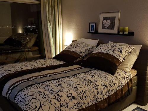 科隆Dream view over Cologne的卧室配有带枕头的床铺和窗户。
