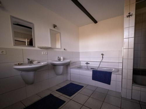 利嫩Holperdorp Modern retreat的浴室配有两个盥洗盆和浴缸。