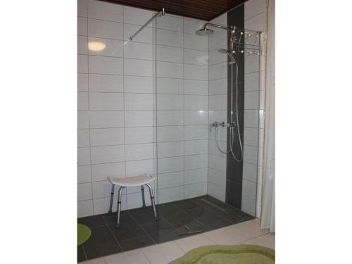 内特塔尔"At the Mühlenbachaue"的浴室内配有带凳子的淋浴