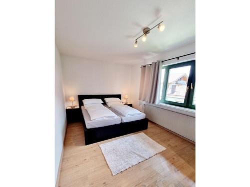 皮丁Staufenblick Modern retreat的一间卧室设有两张床和窗户。