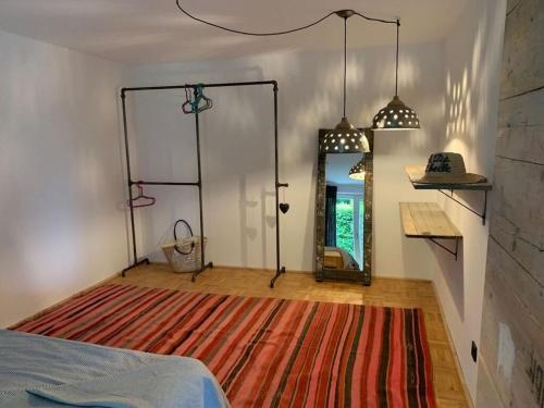 波彭豪森2 with sauna holiday home Poppenhausen的一间设有床、镜子和地毯的房间