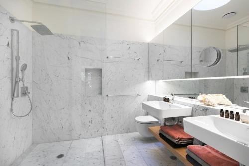 悉尼Garden Terrace in Surry Hills的白色的浴室设有水槽和卫生间。
