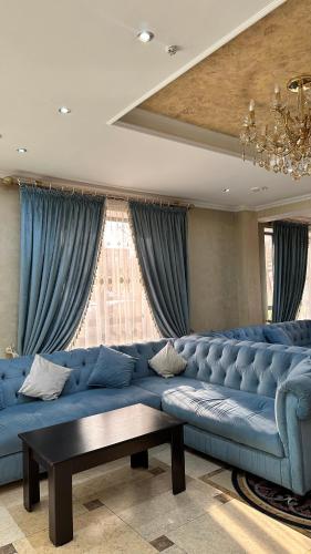 塔拉兹Luxurious的蓝色窗帘的房间里一张大蓝色的沙发