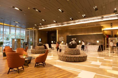 新德里新德里国际机场假日旅馆的大楼内带桌椅的大堂