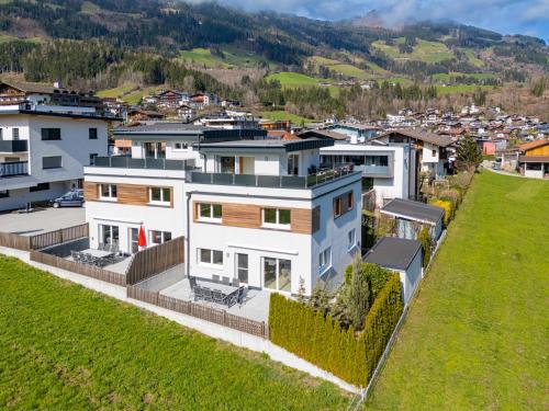 菲根H19 - Modernes Ferienhaus 145qm, 3SZ, Wellnessbereich mit Sauna und Dachterrasse mit Panoramablick, Kühlen und Heizen mit Geothermie的城市房屋的空中景观