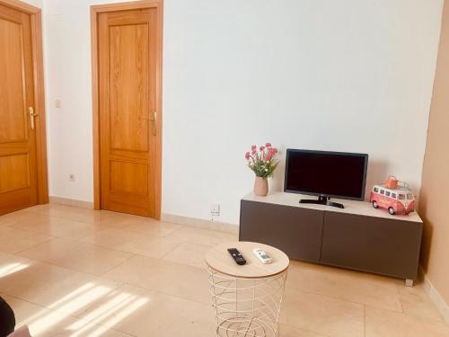 APARTAMENTO 2p MENDIVIL MADRID CENTRO的电视和/或娱乐中心