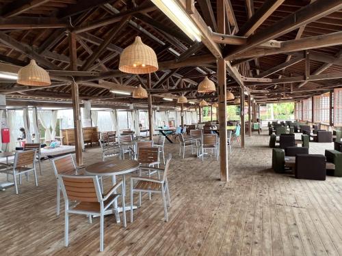 长崎Iojima BeachHouse - Vacation STAY 97622v的大型客房配有桌椅和灯具。