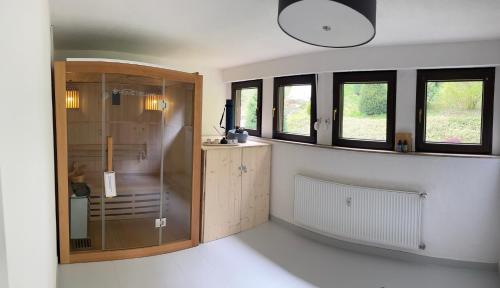AllendorfNatur pur im schönen Sauerland的客房设有带橱柜和窗户的厨房。
