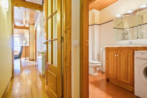 GessaLuderna - Apartamento Dera Drosera的浴室配有卫生间、盥洗盆和洗衣机。