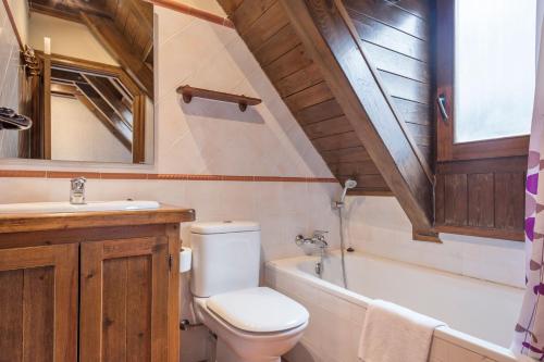 阿蒂斯Luderna - Dúplex Nòdes II的浴室配有卫生间、盥洗盆和浴缸。