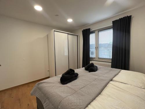 EssenRUEHOME的一间卧室配有一张带两个黑色枕头的床