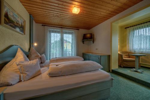 上施陶芬Trail Hotel Oberstaufen的一间卧室设有两张床和木制天花板