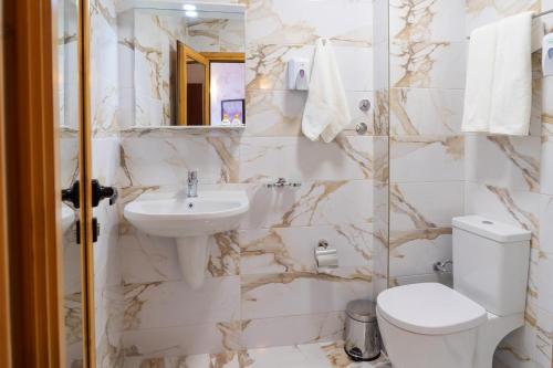 瓦尔纳Supreme Victoria的白色的浴室设有水槽和卫生间。