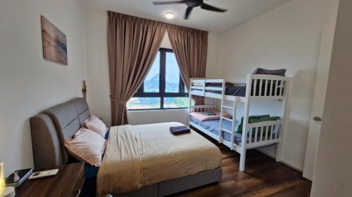 怡保H&W Sunway Onsen Suite 4-7pax near Lost World of Tambun Ipoh的一间带一张床和一张婴儿床的小卧室