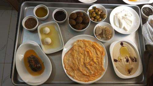 阿杰隆The Lodge Ajloun的盘子里放着各种食物的食品