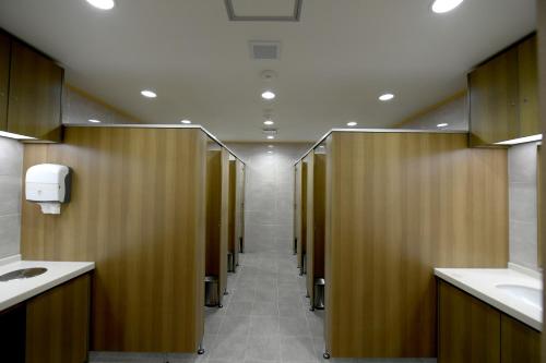 昌原市Toyoko Inn Changwon的公共厕所里的一排摊位