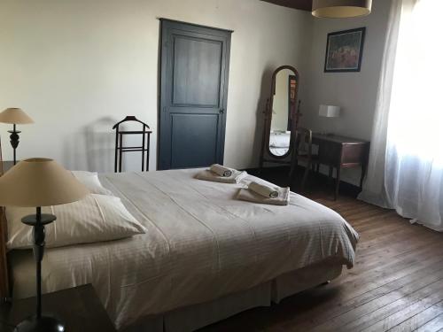 贝尔韦villa Marguerite terrasse & garage的一间卧室配有一张床,上面有两条毛巾