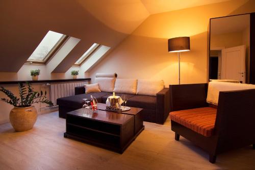科希策城市住宅公寓式酒店的带沙发和咖啡桌的客厅