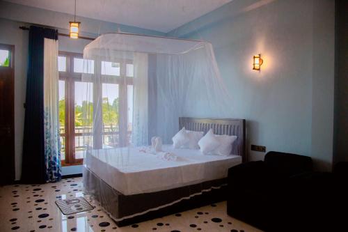 蒂瑟默哈拉默My Resort Yala的一间卧室配有一张带天蓬的床