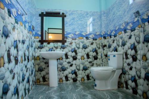 蒂瑟默哈拉默My Resort Yala的一间带卫生间和水槽的浴室