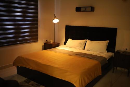 特里凡得琅Sree Dhanya Vantage point的一间卧室设有一张大床和大窗户