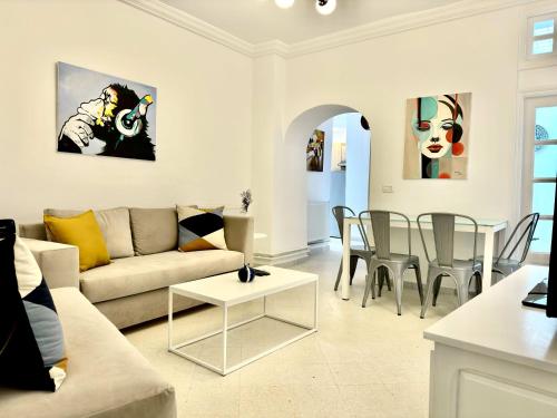 西迪·布·赛义德COSY Apartment in Sidi Bou Said Village的客厅配有沙发和桌子