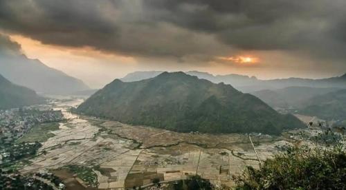 枚州县Bình Minh hotel的享有山谷的背景山景。