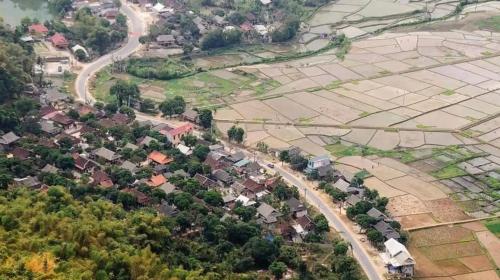 枚州县Bình Minh hotel的享有村庄空中和道路的景色