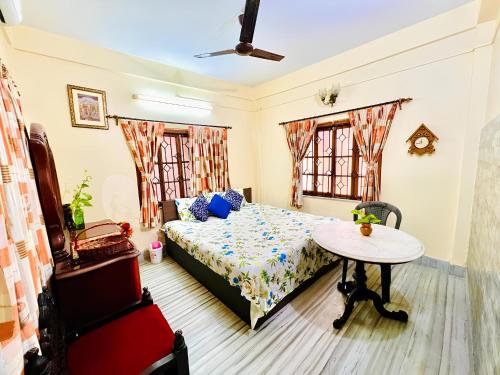 kolkataAntique Spacious Apartment with kitchen, AC and furniture的一间卧室配有一张床和一张桌子