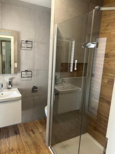 马拉茨基M汽车旅馆的带淋浴、卫生间和盥洗盆的浴室