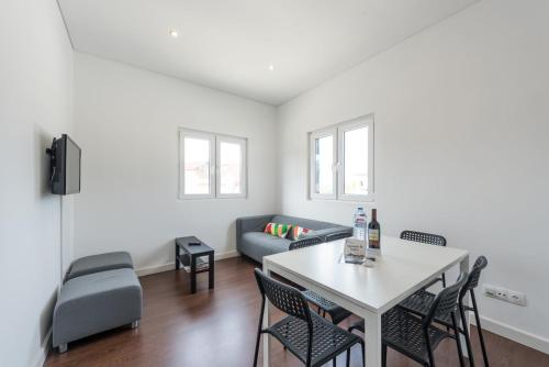 加亚新城GuestReady - Spacious modern stay in Porto的客厅配有桌椅和沙发
