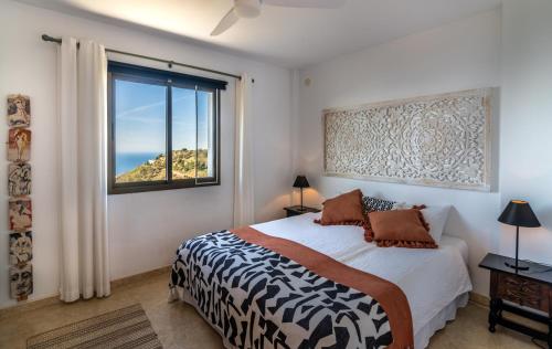 赛阿隆加Campo Agave B&B的一间卧室设有一张床和一个大窗户