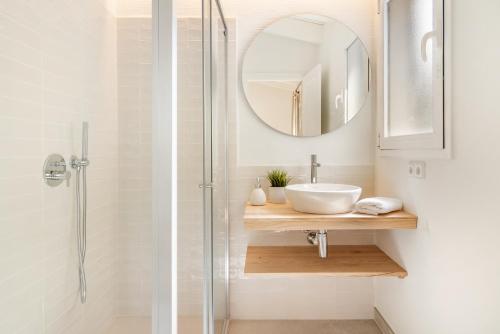 苏昂博Villas Menorca Sur的一间带水槽和镜子的浴室