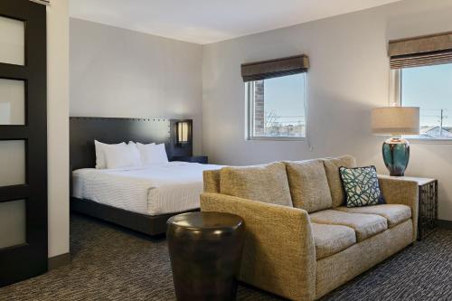 绍斯莱克坎布里亚南湖酒店的酒店客房,配有床和沙发