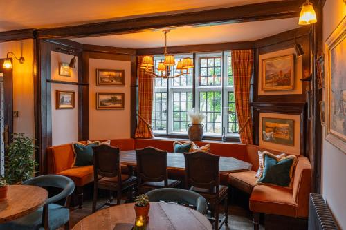 霍伊斯石质别墅酒店的餐厅设有桌椅和窗户。