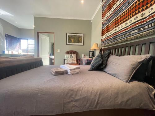 白河Jade Mountain Cottage 玉山小屋的一间卧室配有一张大床和两个枕头