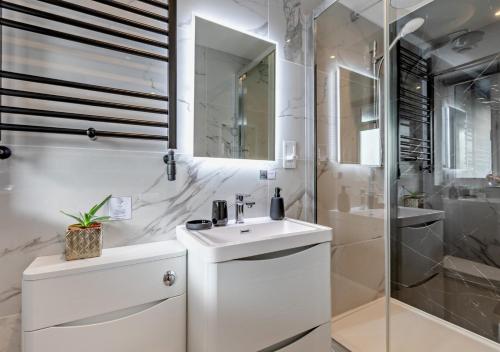 ChittlehamptonGreenacres的白色的浴室设有水槽和淋浴。